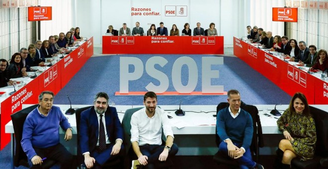 Vista de los miembros de la Ejecutiva Federal del PSOE, en una reunión el pasado diciembre. EFE/Emilio Naranjo