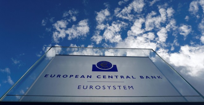 El logo del BCE en la entrada de su sede en Fráncfort. REUTERS/Kai Pfaffenbach