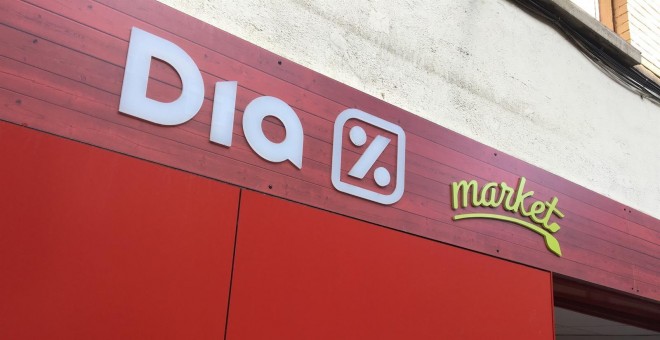 El logo de Dia en una de sus tiendas en Madrid. E.P./Eduardo Parra