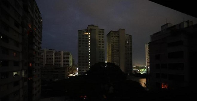 Vista general de edificios con luces de emergencia este jueves en Caracas (Venezuela), durante un apagón eléctrico que afectó a gran parte del país. Venezuela sufre un nuevo apagón de energía que afecta al menos 11 estados, así como al territorio político