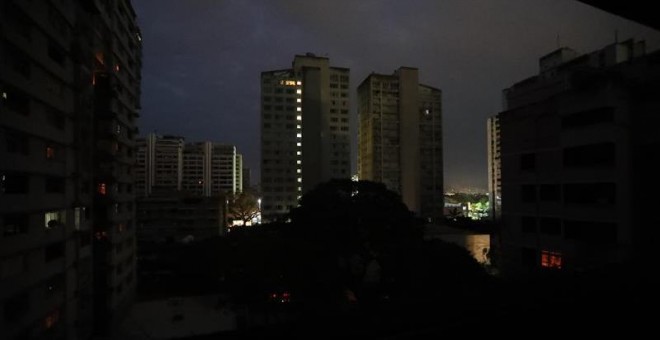 Vista general de edificios con luces de emergencia este jueves en Caracas (Venezuela), durante un apagón eléctrico que afectó a gran parte del país. Venezuela sufre un nuevo apagón de energía que afecta al menos 11 estados, así como al territorio político