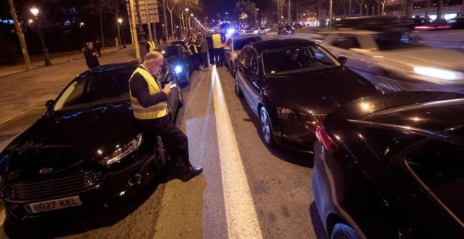 Concentración de vehículos VTC en la Avenida Diagonal, en Barcelona. EFE