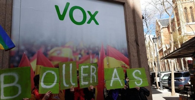 Un grupo de mujeres se manifiestan ante la sede Vox en Madrid. (Fermín Grodira Fabián)