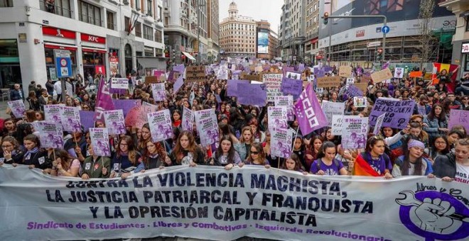 Manifestación de estudiantes en la Gran Vía de Madrid en el día de la Mujer. (EMILIO NARANJO | EFE)