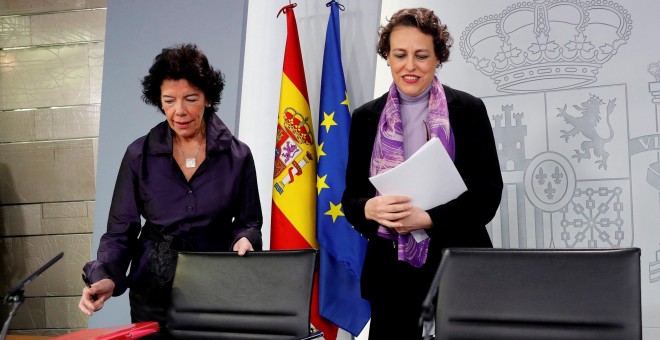 La portavoz del Gobierno, Isabel Celaá, y la ministra de Trabajo, Magdalena Valerio, a su llegada a la rueda de prensa posterior a la reunión del Consejo de ministros, en el palacio de La Moncloa en Madrid. EFE/ Zipi