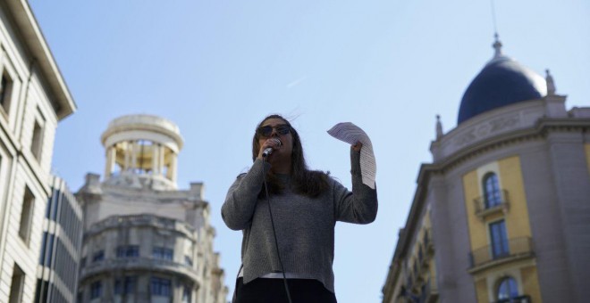 Una manifestant crida consignes durant la manifestació estudiantil de la vaga feminista del 8-M. JOEL KASHILA