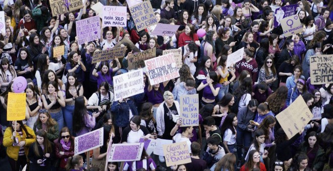 Panoràmica de la manifestació estudiantil de la vaga feminista a la Via Laietana de Barcelona. JOEL KASHILA