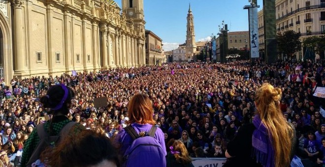 Aspecto de la concentración en la Plaza del Pilar de Zaragoza. (EDUARDO BAYONA DUTÚ).