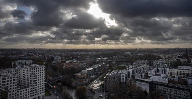 Vista de Berlín con los edificios residenciales Gleisdreieck de nueva construcción en el centro de la imagen. AFP/John Madougall