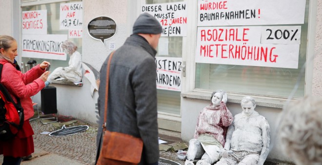 Protesta en Berlín con muñecos de tamaño natural y pancartas contra el aumento de los alquileres y la gentrificación. El letrero dice 'aumento antisocial de los alquileres del 200%'. REUTERS / Hannibal Hanschke