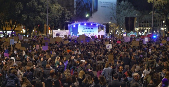 Moment de la lectura del manifest de la manifestació de la vaga feminista de Barcelona. JOEL KASHILA