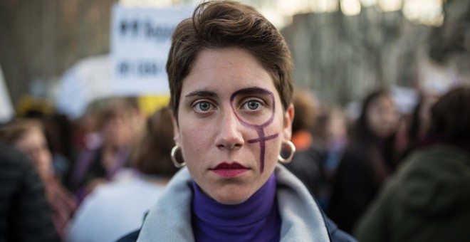 Una joven manifestante posa durante la manifestación del 8M en la Plaza de Neptuno de Madrid.-JAIRO VARGAS