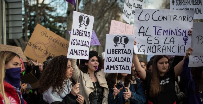 Un grupo de estudiantes participa en la manifestación del 8M y la huelga feminista en Madrid.-JAIRO VARGAS