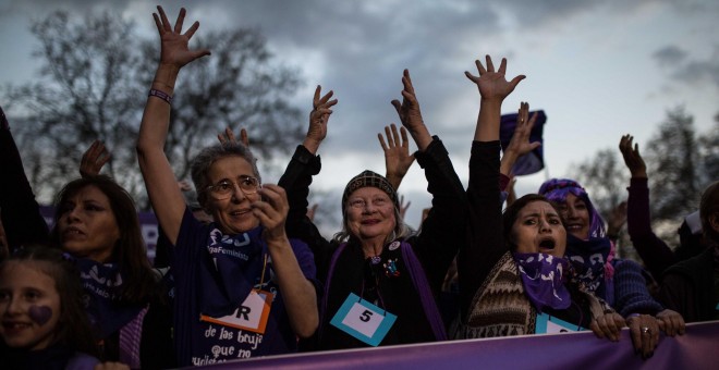 Varias mujeres, en la cabecera de la manifestación del 8M en Madrid.-JAIRO VARGAS