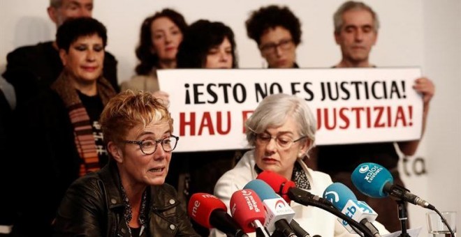 Familiares de los jóvenes de Alsasua, este sábado en una rueda de prensa. / EFE