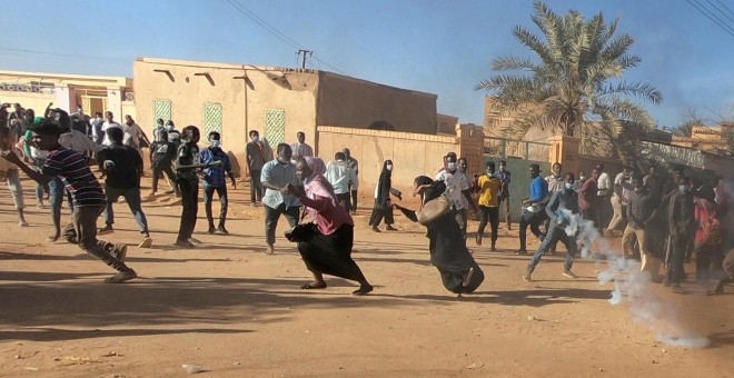 Manifestantes sudaneses huyen de los gases lacrimógenos durante una protesta contra el Gobierno en Omdurman, Jartum.-REUTERS