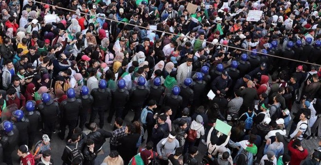 Estudiantes argelinos protestan contra la decisión del presidente del país, Abdelaziz Buteflika, de optar a un quinto mandato pese a su enfermedad.- EFE/ Mohamed Messara