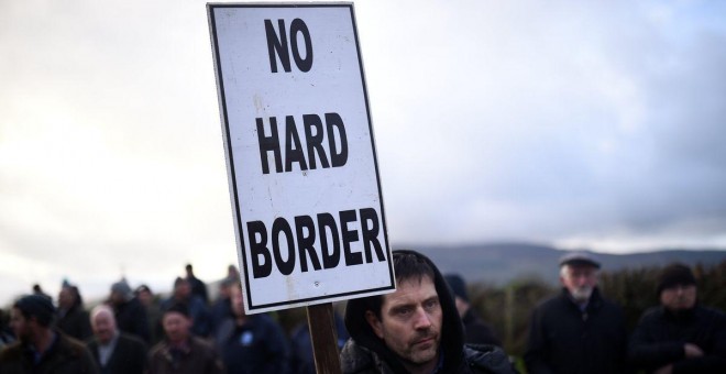 Un hombre sostiene una pancarta contra el brexit en la localidad de Carrickcarnan, Irlanda.- REUTERS/Clodagh Kilcoyne
