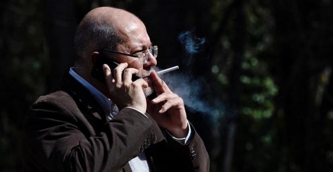 Francisco Igea, fuma un cigarrillo, tras conocerse los primeros resultados que daban ganadora a Silvia Clemente. Tras recurrir, será él el candidato. EFE/NACHO GALLEGO