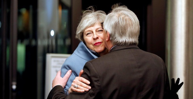 La primera ministra británica, Theresa May, saluda al presidente de la Comisión Europea, Jean-Claude Juncker , a su llegada a Estrasburgo. - REUTERS