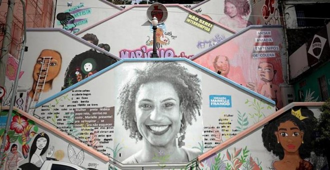 Fotografía de archivo (12/02/2019), de un mural de diez metros de altura pintado por mujeres grafiteras y activistas, con la imagen de Marielle Franco, entre los edificios de un barrio de la ciudad de Sao Paulo. - EFE