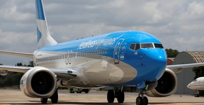 Un Boeing 737 MAX 8 de Aerolineas Argentinas en el aeropuerto de Ezeiza, en las afueras de Buenos Aires. / REUTERS