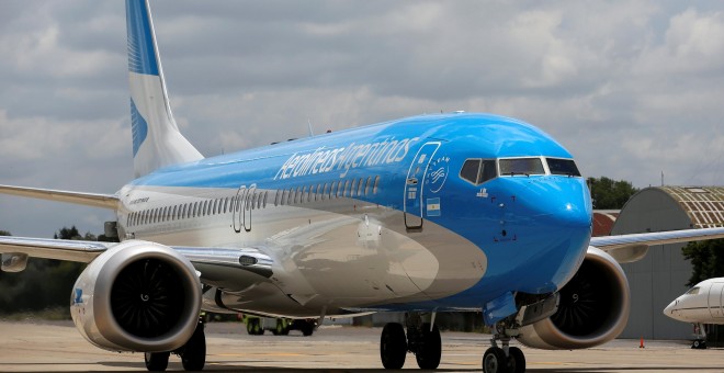 Un Boeing 737 MAX 8 de Aerolineas Argentinas en el aeropuerto de Ezeiza, en las afueras de Buenos Aires. / REUTERS