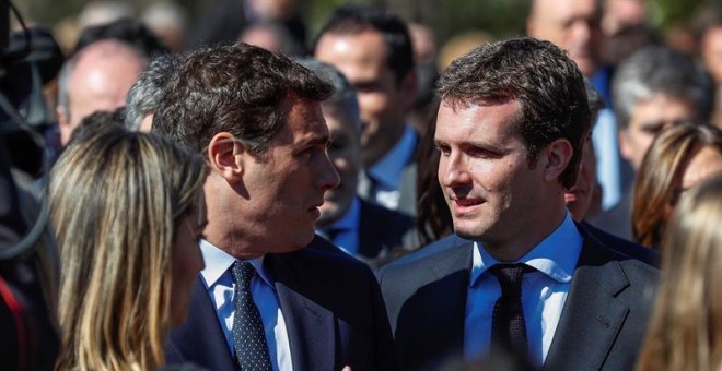 El presidente del PP, Pablo Casado (d), y el presidente de Ciudadanos, Albert Rivera, durante el acto de recuerdo a los 193 fallecidos en los atentados del 11M. /EFE