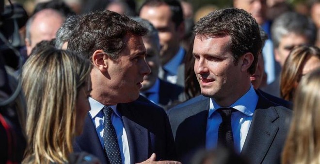 El presidente del PP, Pablo Casado (d), y el presidente de Ciudadanos, Albert Rivera, durante el acto de recuerdo a los 193 fallecidos en los atentados del 11M. /EFE