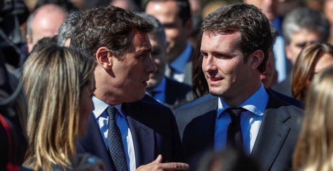 El presidente del PP, Pablo Casado (d), y el presidente de Ciudadanos, Albert Rivera, durante el acto de recuerdo a los 193 fallecidos en los atentados del 11M. /EFE