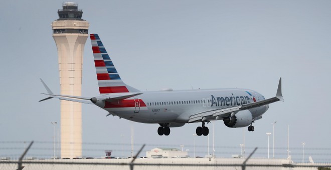 Boeing 737 Max 8 de American Airlines se eleva en el Aeropuerto Internacional de Miami, Florida | AFP/ Joe Raedle
