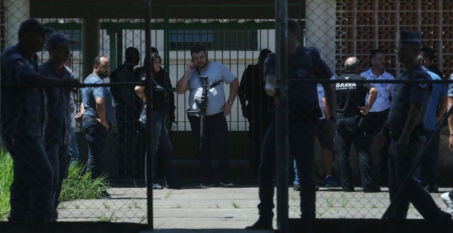 Los efectivos policiales desplazados al centro educativo. | Reuters