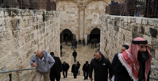 Personas en la Puerta Dorada de Jerusalén. / REUTERS - AMMAR AWAD