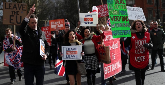 Manifestantes a favor del brexit en las inmediaciones del Parlamento británico. - REUTERS