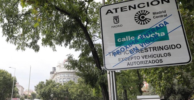 Vista de una señal vertical situada en la Calle de Atocha que el Ayuntamiento de Madrid | EFE