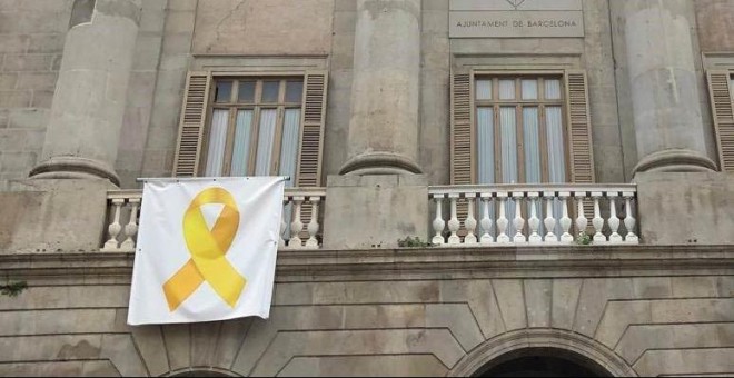 Fachada del Ayuntamiento de Barcelona con el lazo amarillo. (EP)