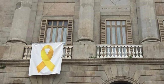 Fachada del Ayuntamiento de Barcelona con el lazo amarillo. (EP)