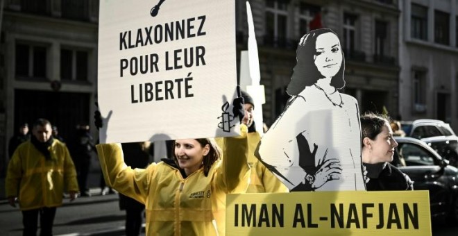 Manifestantes frente a la embajada de Arabia saudita en París esgrimen pancartas en apoyo a las activistas | AFP/ Philippe López
