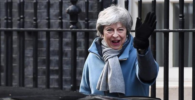 La primera ministra británica, Theresa May, saluda mientras abandona Downing Street. - EFE