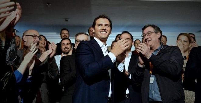 El presidente de Ciudadanos, Albert Rivera (c-i), el vicepresidente primero del Congreso de los Diputados , Ignacio Prendes, (c-d), junto a compañeros durante la presentación de los candidatos al Congreso de los Diputados y a las presidencias de las comu