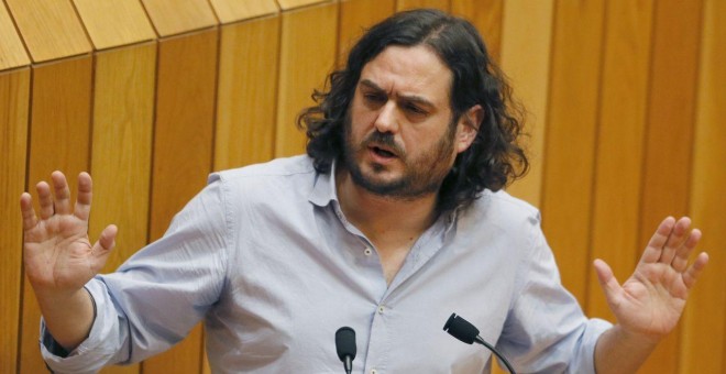 Antón Sánchez, responsable de Anova, en la tribuna del Parlamento de Galicia | EFE