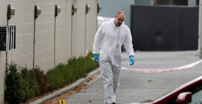 Un forense en la escena de los asesinatos de Nueva Zelanda. REUTERS/Jorge Silva