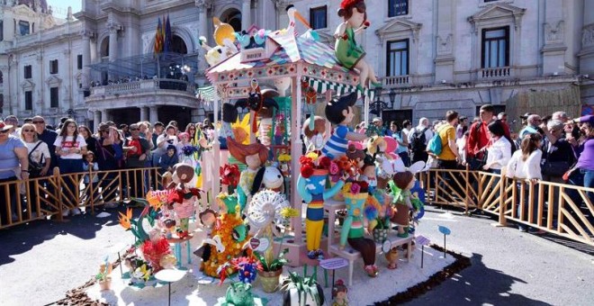 València despierta este viernes con la fantasía y los sueños del arte efímero de sus monumentos infantiles 'plantados' ( en la imagen, la del Ayuntamiento) por toda la ciudad en el inicio de los cinco días grandes de las Fallas de 2019 que concluirán el p