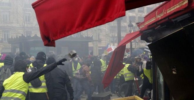 Las protestas de los chalecos amarillos en el restaurante Fouquet's de París este sábado. REUTERS/Philippe Wojazer