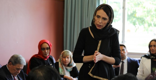 La primera ministra de Nueva Zelanda, Jacinda Ardern, se dirige a miembros de la comunidad musulmana en Christchurch. /REUTERS
