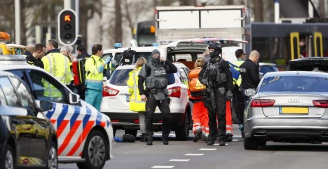 Miembros de la Policía y personal sanitario en la plaza 24 de Octubre de Utrecht, donde se ha producido un tiroteo. /AFP