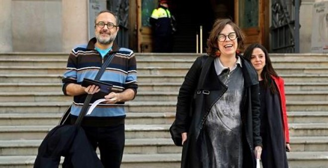 Los exdiputados de la CUP, Antonio Baños (i) y Eulàlia Reguant (c), acompañados de la diputada de la CUP, María Sirvent (d), salen del Tribunal Superior de Justicia de Cataluña donde se les ha notificado la multa impuesta por negarse a responder a VOX cua