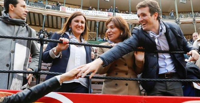El presidente del PP, Pablo Casado, acompañado por la presidenta del PPCV, Isabel Bonig, en la plaza de toros de Valencia, en la que se celebra la última corrida de la Feria de Fallas. /EFE