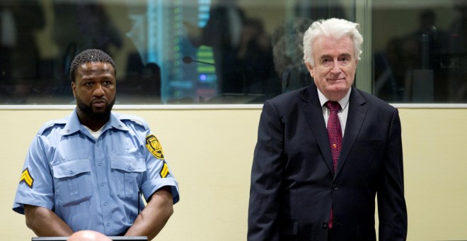 El exlíder serbobosnio Radovan Karadzic comparece ante el Mecanismo para los Tribunales Penales Internacionales./Reuters