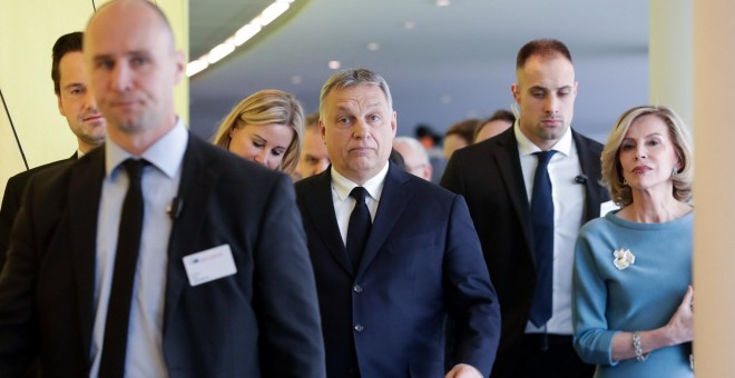 20/03/2019.- El primer ministro húngaro, Viktor Orban (c), llega a la asamblea política del Partido Popular Europeo (PPE) este miércoles en Bruselas (Bélgica). / EFE